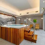 Comfortable In The Centre Of With Parking, & Gym By Renters