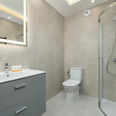 Comfortable In The Centre Of With Parking, & Gym By Renters