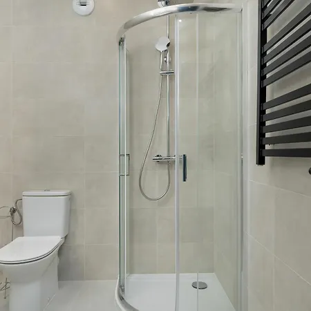 Comfortable In The Centre Of With Parking, & Gym By Renters *