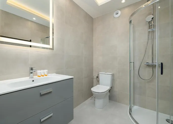 Comfortable In The Centre Of With Parking, & Gym By Renters